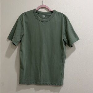 Uniqlo Men's Olive Short Sleeve Tee